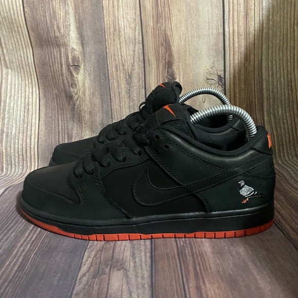 nike dunk black pigeon